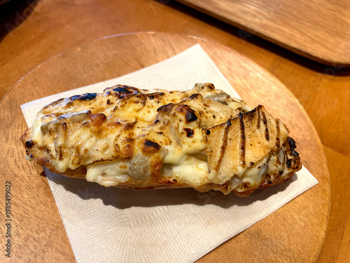 Wallpaper Mural きのこチキングラタンタルティーヌ ─ 木製プレートの焼きバゲット Torontodigital.ca