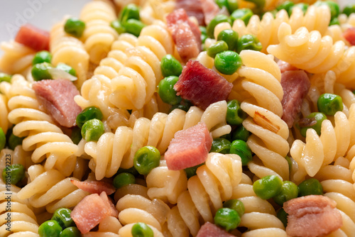 Fusilli con prosciutto cotto e pisellini, Pasta Italiana 