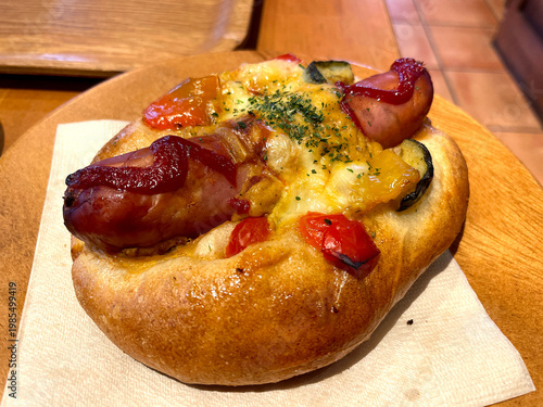 Wallpaper Mural ラタトュイユ風カレーホットドッグ ─ フランクとグリル野菜のパン・正面 Torontodigital.ca