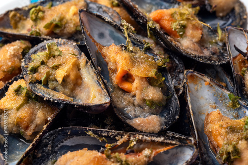 Primo piano di cozze gratinate, antipasto mediterraneo 