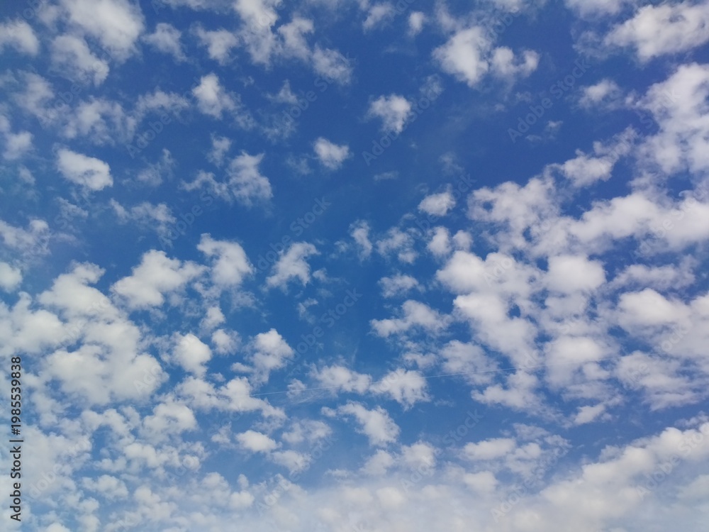 Obraz premium Bright and airy sky composition with natural clouds, perfect for clean and fresh design needs.