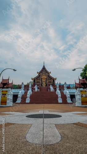 Fotografia Traditional Thai temple in Rajapruek park with symmetrical pathway and statues i