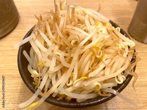 Wallpaper Mural つけ麺の野菜トッピング・もやし ─ 黒い小鉢に山盛り正面 Torontodigital.ca