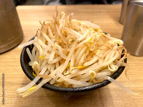 Wallpaper Mural つけ麺の野菜トッピング・もやし ─ 黒い小鉢に山盛り斜め Torontodigital.ca