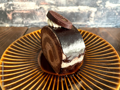 Wallpaper Mural ショコラロールケーキ ─ チョコグレーズがかかった側面 Torontodigital.ca