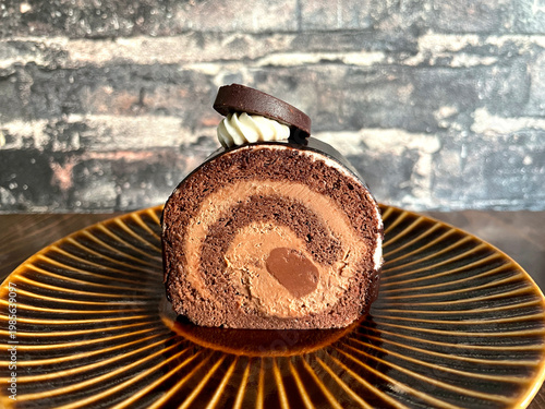 Wallpaper Mural ショコラロールケーキ ─ チョコクリームの断面・正面 Torontodigital.ca