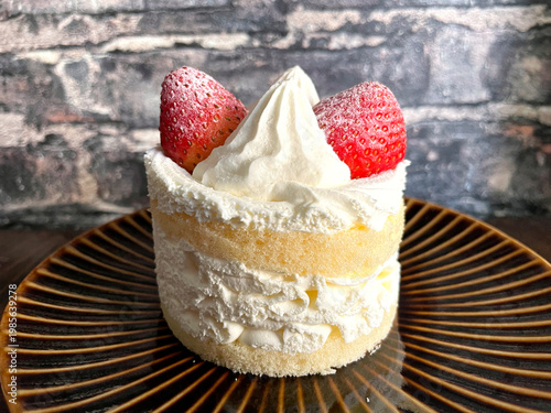 Wallpaper Mural 苺のショートケーキ ─ ホイップクリームとイチゴの正面 Torontodigital.ca