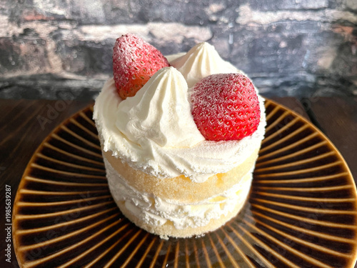 Wallpaper Mural 苺のショートケーキ ─ ホイップクリームとイチゴの別アングル Torontodigital.ca