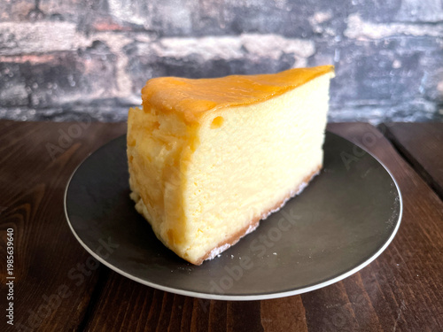 Wallpaper Mural チーズケーキ ─ 柑橘ソースのベイクドチーズケーキ・斜めアップ Torontodigital.ca