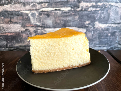 Wallpaper Mural チーズケーキ ─ 柑橘ソースをのせたスライス断面・正面 Torontodigital.ca