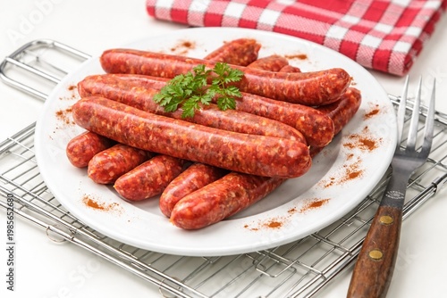 tas de merguez crues dans une assiette