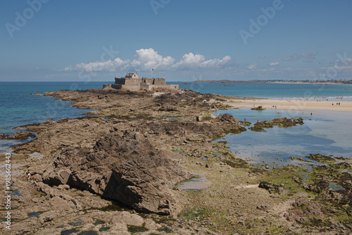 Saint-Malo, le fort national à marée basse vu des remparts