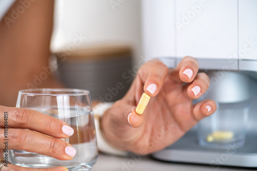 Konstfotografi Presenting a single oral capsule between the fingers prior to use