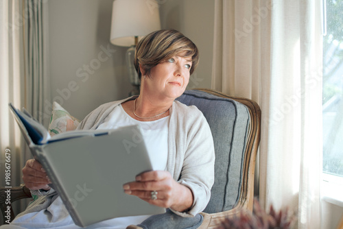Foto Thinking, book and relax with woman in home for photo album memory, vision and reflection