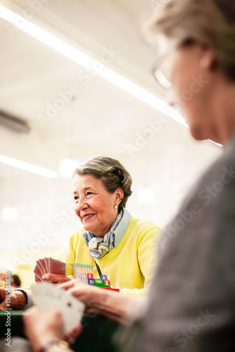 Seniorinnen spielen zusammen Bridge, KI generiert