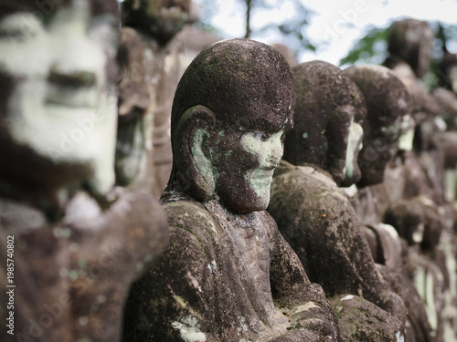 古い石仏の像