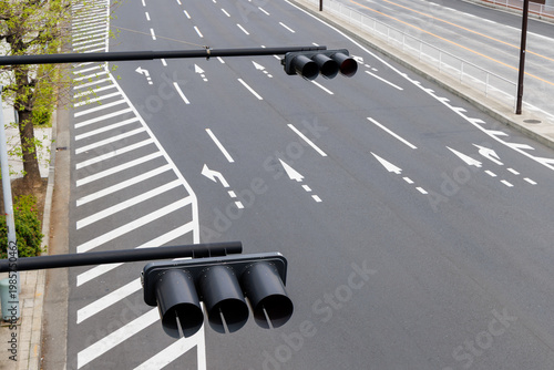 俯瞰で撮影した無人の複数車線道路と信号機