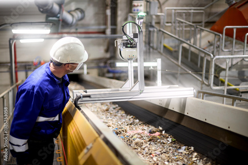 Fotografía Industrial staff member observing material flow in RDF manufacturing operation