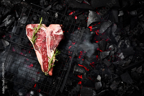 Cuadro en lienzo Raw marble T-bone veal steak on hot coals