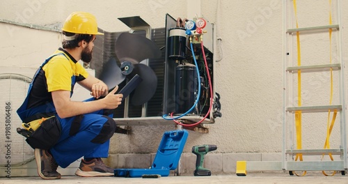 Foto Qualified technician commissioned for outside hvac system routine maintenance, looking for refrigerant issues