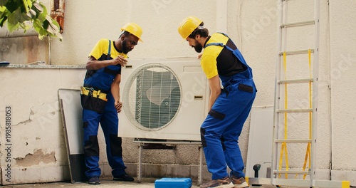 Foto Certified technicians coworkers opening up rusty malfunctioning air conditioner