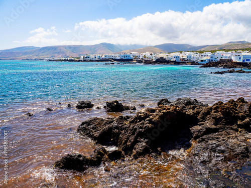 Foto coastal view of punta mujeres lanzarote with volcanic rocks turquoise atlantic w