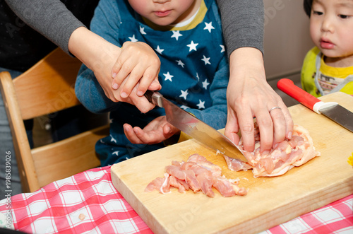 料理をする子供