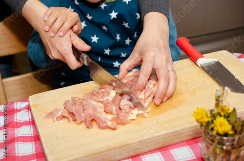 料理をする子供