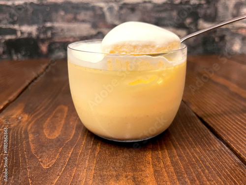 Wallpaper Mural とろけるなめらかプリン ─ スプーンでとろける食感を表現 Torontodigital.ca