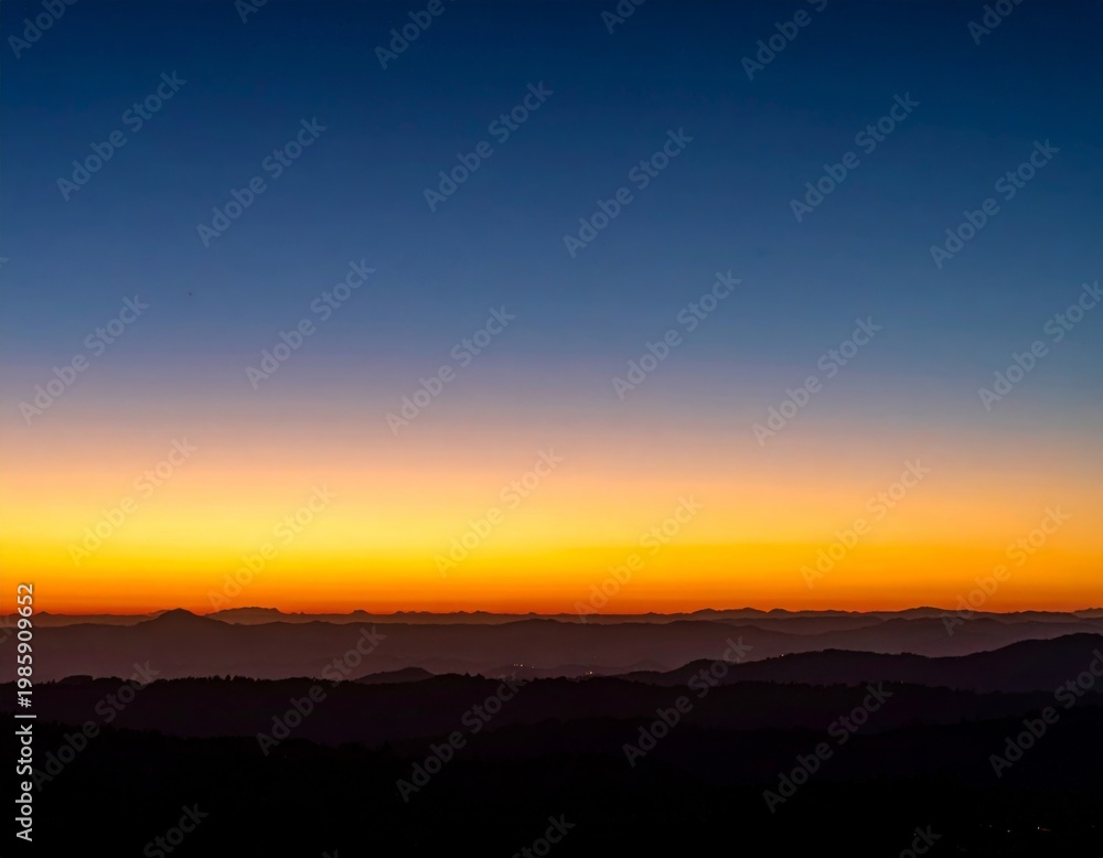Obraz premium Scenic Sunset Over Hills Landscape with Gradient Sky in Golden Hour