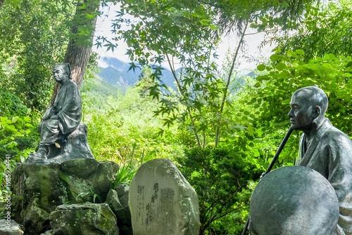 Foto 山形市山寺にある立石寺の境内に佇む、松尾芭蕉と門人の河合曾良の銅像/Statues of Matsuo Basho and His Disciple Sora