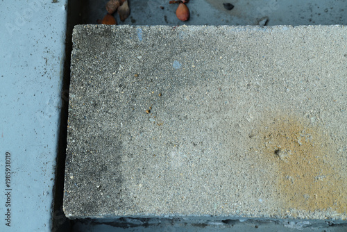 古いブロックが枯れ葉にまみれて忘れられている