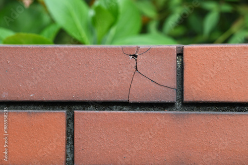 割れたレンガの塀