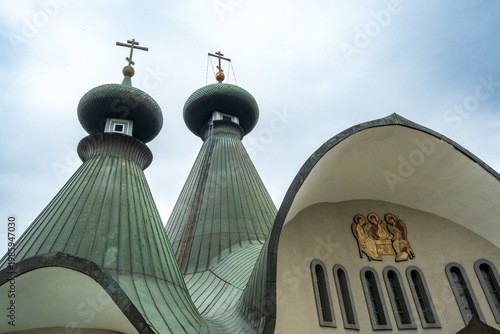Fotografía Holy Trinity Orthodox Cathedral with distinctive green copper domes and bell tow