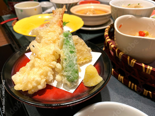 Wallpaper Mural えび・さつまいも・ししとうの天ぷら ─ 赤い天ぷら椀 Torontodigital.ca