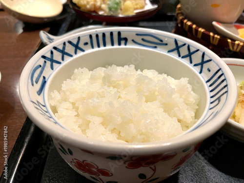 Wallpaper Mural 炊きたて白米 ─ 染付け茶碗に盛った艶々ごはん Torontodigital.ca