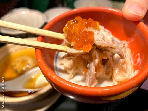 Wallpaper Mural 白滝とレンコンのマヨ風味和え ─ いくら乗せを箸でつまむアップ Torontodigital.ca