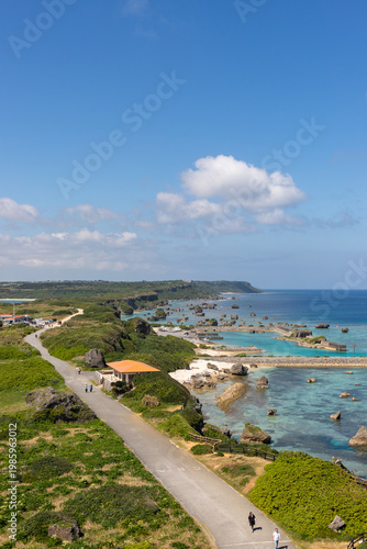 宮古島の東平安名崎から望む保良漁港と海岸風景