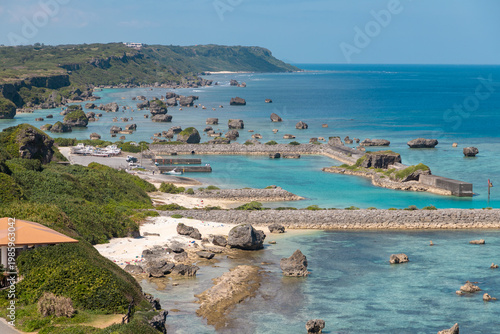 宮古島の東平安名崎から望む保良漁港と海岸風景