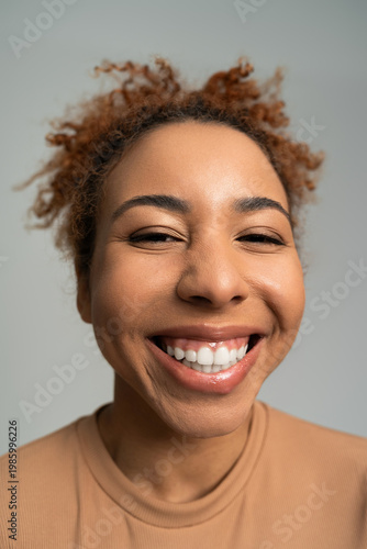 Foto Joyful young woman with a radiant smile enjoying a moment of happiness indoors