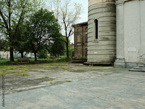 Chiesa dei Santi Pietro e Paolo con edifici storici in provincia di Piacenza