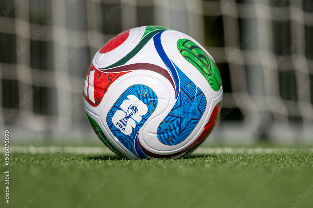 Fototapeta premium ADIDAS TRIONDA, offizieller Spielball des FIFA World Cup 2026