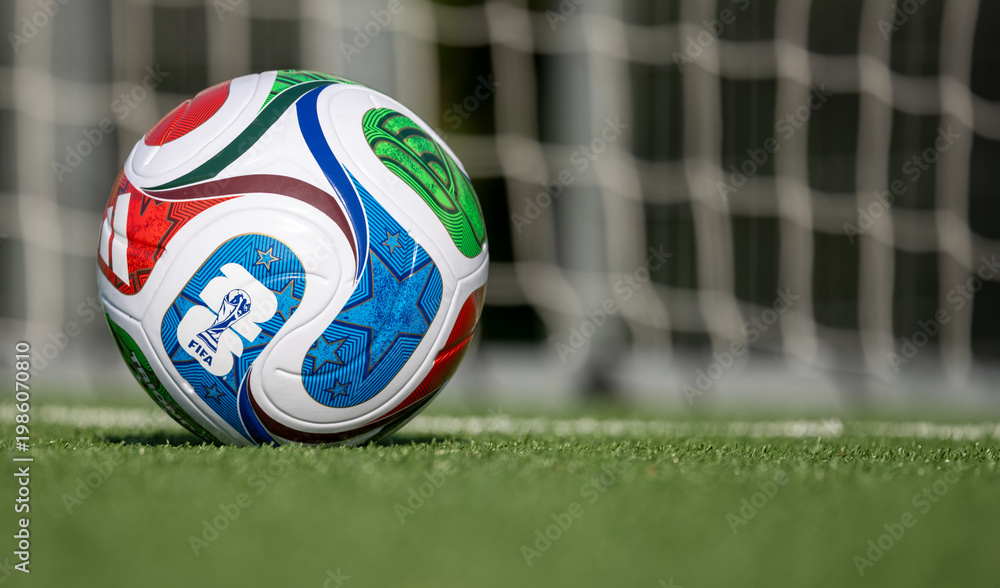 Fototapeta premium ADIDAS TRIONDA, offizieller Spielball des FIFA World Cup 2026