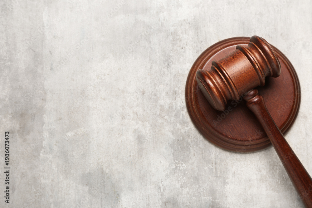 Naklejka premium Judge's gavel on grunge background