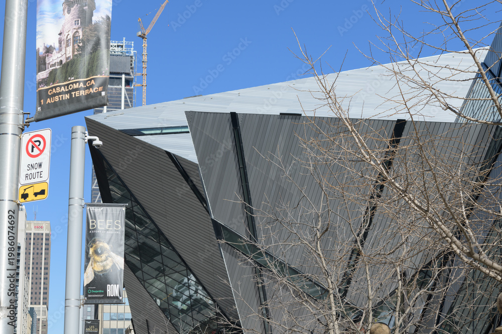 Obraz premium ROM bee exhibit banner and exterior of The Michael Lee-Chin Crystal, a deconstructivist addition to the Royal Ontario Museum, designed, by Daniel Libeskind, 100 Queens Park, Toronto