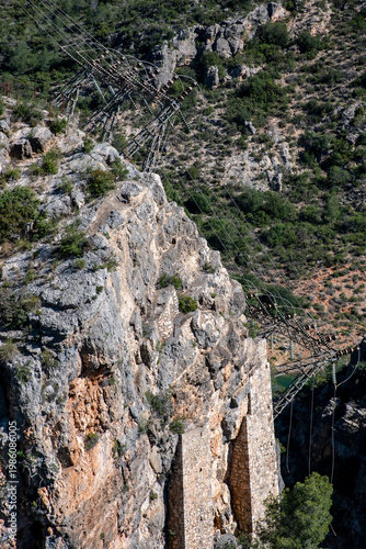 Fuentes de energía eléctrica, saltos de agua, torres de distribución eléctrica.