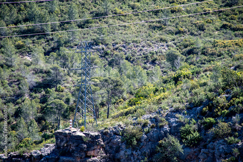 Fuentes de energía eléctrica, saltos de agua, torres de distribución eléctrica 