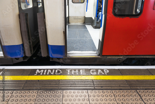 Foto Mind the gap warning sign at London underground station