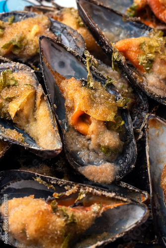 Primo piano di cozze gratinate, antipasto mediterraneo 