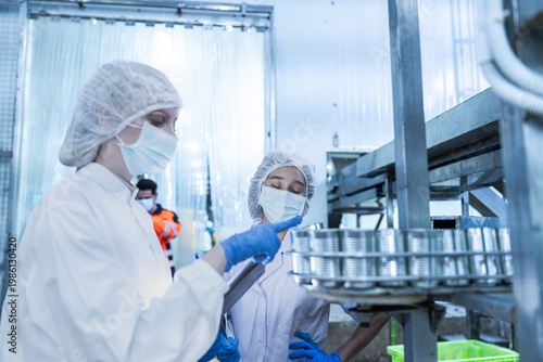 Fotografia Food and manufacturing researchers oversee seafood production lines in tightly controlled factories where machinery is used to produce and cook food before it is shipped out